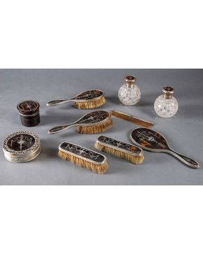 665-Elegante juego de tocador en plata inglesa con marcas. carey y cristal tallado y moldeado.