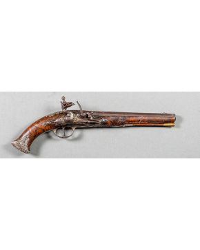 740-Pistola de chispa completa con excelentes decoraciones en plata y oro incrustado sobre llave. cañón y rabera. Probablemente Italia. s. XVIII.