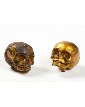 41-Dos cráneos de talla dorada. Faltas. España. Siglo XVII-XVIII.