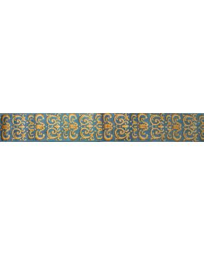 599-Alfombra de pasillo en lana de nudo español con decoración de roleos vegetales sobre campo azul. 
