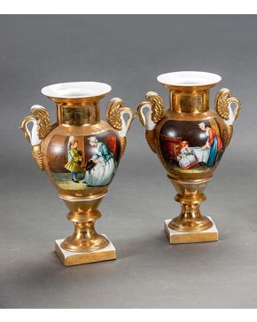 520-Pareja de jarrones en porcelana Viejo París. Decoración en dorado y de escenas en las reservas. Asas en forma de cisnes.