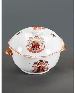 428-Gran sopera en porcelana Compañía de Indias blasonada c. 1900. siguiendo modelos del s. XVIII.
