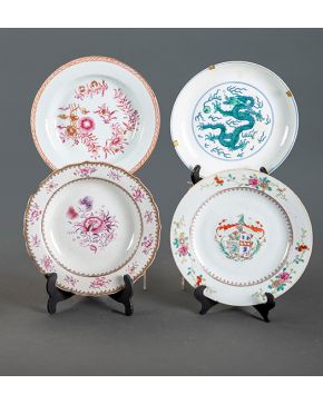 429-Lote de cuatro platos en porcelana Compañía de Indias. ss. XVIII-XIX.