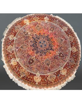 693-Alfombra persa Tabriz circular.  en lana y seda. de 60 nudos. Con flecadura de seda.