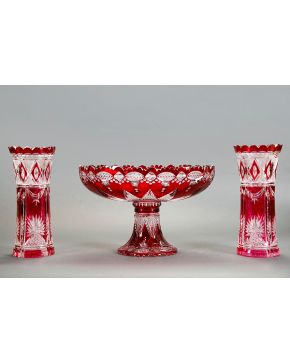 575-Lote en cristal moldeado y tallado a rueda en rojo rubí y en su color formado por pareja de jarrones y centro oval. Algún piquete. 