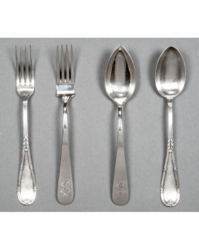 916-Lote de cubiertos en plata española punzonada formado por juego de 6 tenedores y 6 cucharas modelo lazo. con marcas de Matilde Espuñes. y 3 cucharas y