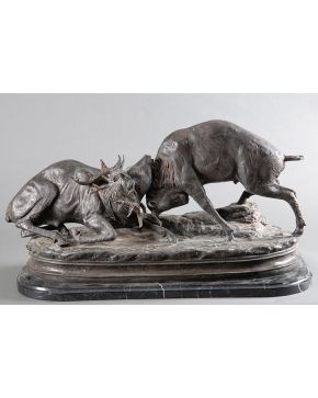 759-Gran escultura en bronce pavonado representando ciervos en pelea.