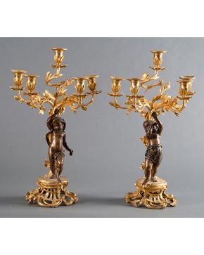 1006-Pareja de candelabros estilo Luis XV en bronce dorado y pavonado. Francia. ff. s. XIX.