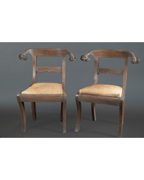 760-Pareja de originales sillas con cabezas de carneros en respaldo y asientos en piel.