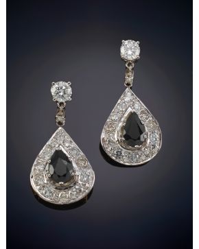 175-EXQUISITOS PENDIENTES LARGOS CON UNA LÁGRIMA DE DIAMANTE BLACK ORLADA POR BRILLANTES QUE PENDEN DE UN DIAMANTE CALIDAD EXTRA sobre una montura en oro blanco de 18K.