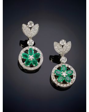 499-PENDIENTES COLGANTES DE ESMERALDAS EN FORMA DE FLOR ORLADAS DE BRILLANTES, QUE PENDEN DE HOJAS DE PAVÉ DE BRILLANTES. Montura en oro blanco de 18k. 