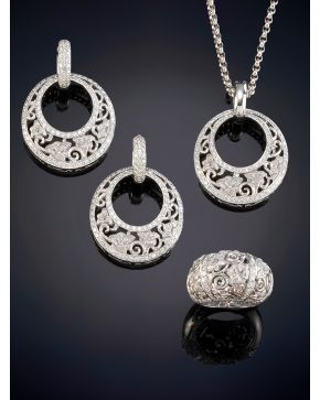 500-CARRERA Y CARRERA. ELEGANTE CONJUNTO EN ORO BLANCO DE 18K CON LINEAS DE BRILLANTES COMPUESTO POR SORTIJA, COLGANTE Y PENDIENTES. 