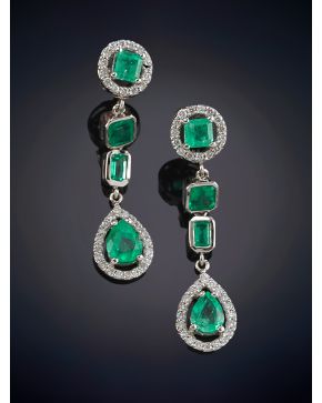 509-ELEGANTES PENDIENTES COLGANTES CON ESMERALDAS Y BRILLANTES sobre una montura en oro blanco de 18K.