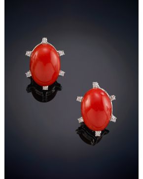 510-FAVORECEDORES PENDIENTES DE CORAL ROJO MEDITERRÁNEO SALPICADOS POR BRILLANTES sobre una montura de garras en oro blanco de 18k. 