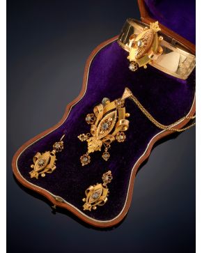 7-ELEGANTE ADEREZO ANTIGUO ISABELINO DE DIAMANTES formado por pulsera, broche-colgante y pendientes. Sobre una montura de oro amarillo de 18k. 