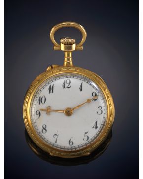 707-RELOJ DE BOLSILLO LEPINE PARA DAMA. CAJA EN ORO AMARILLO DE 18K. Esfera blanca con numeración arábiga y agujas en dorado. 
