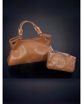 750-CARTIER MODELO MARCELO. Bolso de mano a juego con cartera en cuero marrón con el logo en el centro martillado.