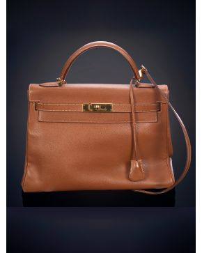 753-HERMES KELLY BOLSO EN PIEL MARRÓN, Dimensiones 23 x 32mm. 