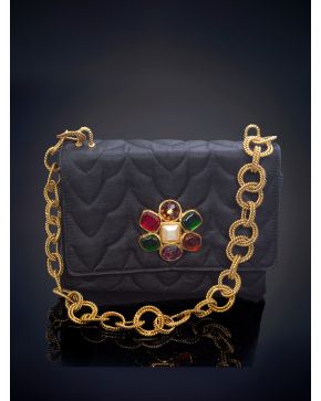 755-CHANEL bolso de noche de seda negra con una flor de piedras de colores en el centro y cadena de doble calabrote gallonado en dorado.