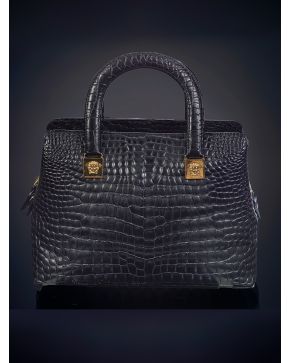 756-VERSACE Bolso de mano en piel de cocodrilo con la medusa en dorado en la parte inferior de las asas.