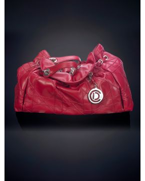 758-DIOR Bolso en piel roja bordada en líneas rectas. Asas en piel y cadena metálica. Llavero con las iniciales de la firma.