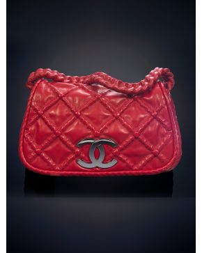 759-CHANEL Bolso en piel roja en estilo geométrico trenzado. Iniciales de la firma en el frente.