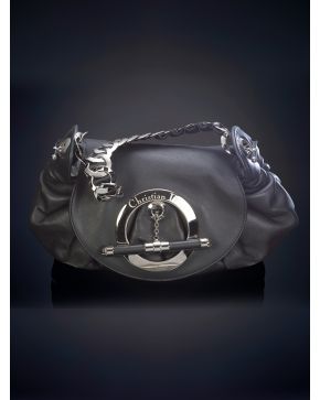 760-DIOR Bolso en piel de color negro con original cierre circular con el nombre de la firma grabado en el borde.