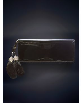 761-GUCCI Cartera de mano en charol negro del que pende un llavero de piel y pedrería.