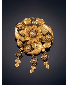 9-DELICADO BROCHE ISABELINO CON DIAMANTES, sobre una montura cincelada en oro amarillo de 18k. 