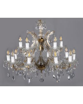 784-Lámpara de techo de 15 luces dispuestas en dos registros estilo Maria Teresa. en cristal tallado y metal dorado. Aplicaciones de flores. gotas colgant