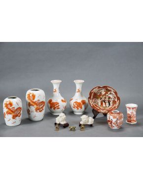 540-Lote de tres piezas en porcelana inglesa y oriental esmaltada en blanco. rojo y negro formado por: frutero y dos jarrones. Con marcas.