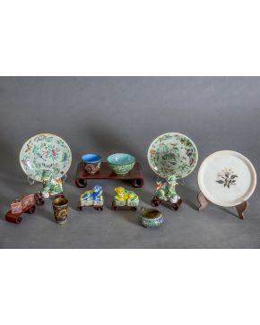548-Decorativo lote formado por porcelana china y de Vista Alegre (Portugal) y esmalte cloissoné: pareja de platos. cuencos. dos parejas de quimeras. caji
