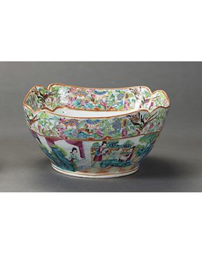605-Fuente en porcelana china Familia Rosa. Cantón. s. XIX.