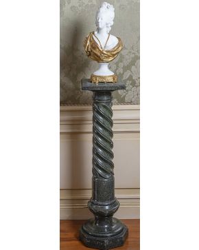 1024-Lote formado por: busto en biscuit con marcas de Sevres y manto y peana bronce dorado. Francia. s. XIX. Sobre peana a modo de columna con fuste helico