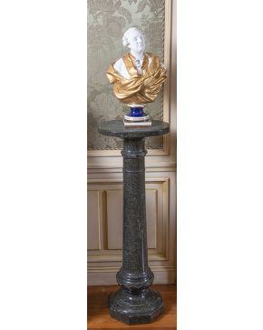 1020-Lote formado por: busto en porcelana y biscuit de Sévres. representando a Luis XVI. Francia. ff. s. XIX. Con marcas. Sobre peana en forma de columna e
