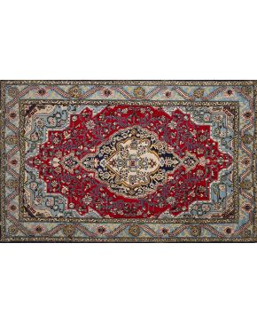958-Alfombra persa en lana. Diseño geométrico y decoración esquemática con motivos florales y vegetales. Medidas: 217x140 cm.