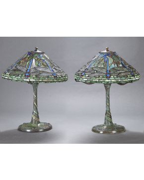 951-Pareja de lámparas de sobremesa de Tiffany-Tridex. modelo Water Flower. nº 21. En metal pavonado y mosaico. Con marcas.