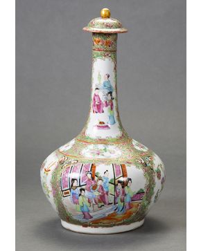 604-Jarrón de cuello largo en porcelana china Familia Rosa. trabajo cantonés. s. XIX.