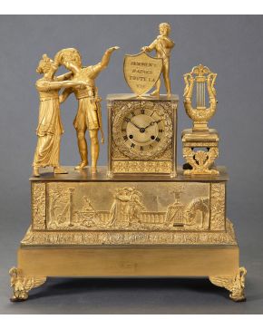 871-FRANCIA. S. XIX. Reloj de sobremesa en bronce de estilo Imperio con péndulo de hilo.
