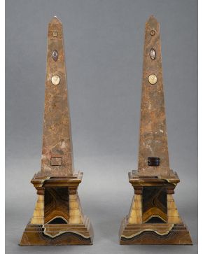 915-Pareja de decorativos obeliscos en mármol. probablemente Italia. s. XIX.