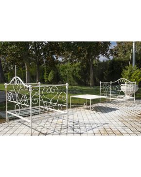 514-Juego de jardín formado por: dos banquitos de exterior en hierro forjado y pintado en blanco y mesita baja de centro.
