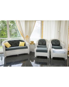 502-Conjunto de jardín en mimbre pintado en blanco formado por: dos butacas. dos reposapiés. un sofá y una mesita auxiliar con tapa en cristal. 