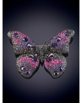 1004-BROCHE DE MARIPOSA CON PIEDRAS DE COLORES EN METAL VALENTINO