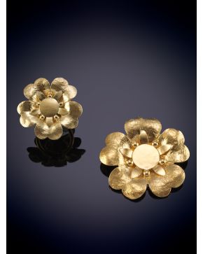 1006-TOUS CONJUNTO FORMADO POR BROCHE Y SORTIJA FORMA DE FLOR EN PLATA DORADA. 