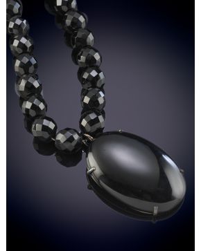 1007-GARGANTILLA DE CUENTAS DE ONIX FACETADO CON GRAN LÁGRIMA FIRMADO GIORGIO ARMANI, 