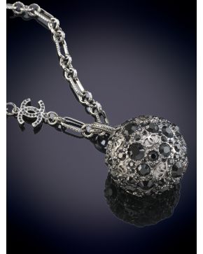 1008-CADENA LARGA EN METAL PAVONADO FIRMADA CHANEL