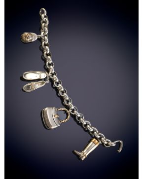 1010-GUCCI PULSERA EN PLATA CON DIJES. 