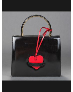 797-MOSCHINO Bolso en piel negra con cierre de corazón rojo.