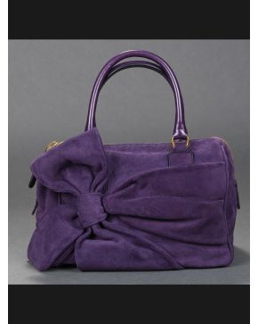 803-VALENTINO Bolso en piel morada con detalle de lazada.