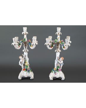 789-Pareja de candelabros de 5 luces convertibles en candeleros en porcelana esmaltada de Dresden. Principios del s. XX.